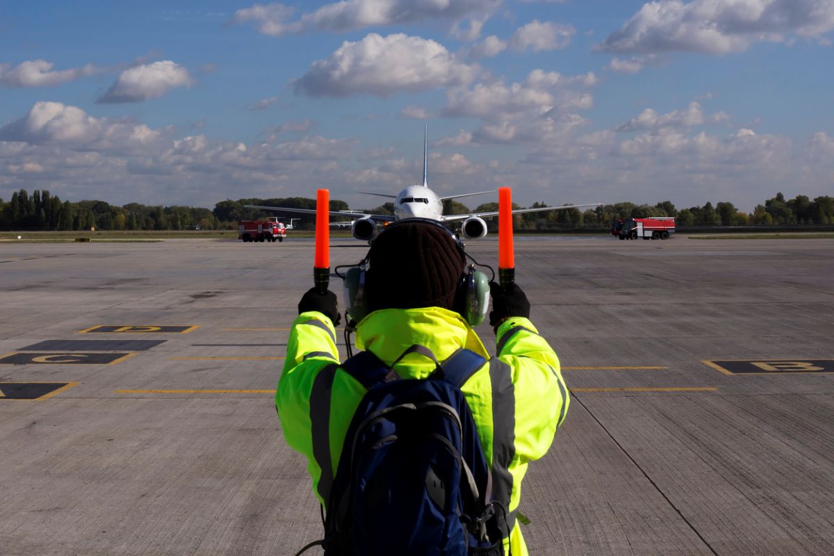Air traffic controllers and related occupations | EducationPlannerBC