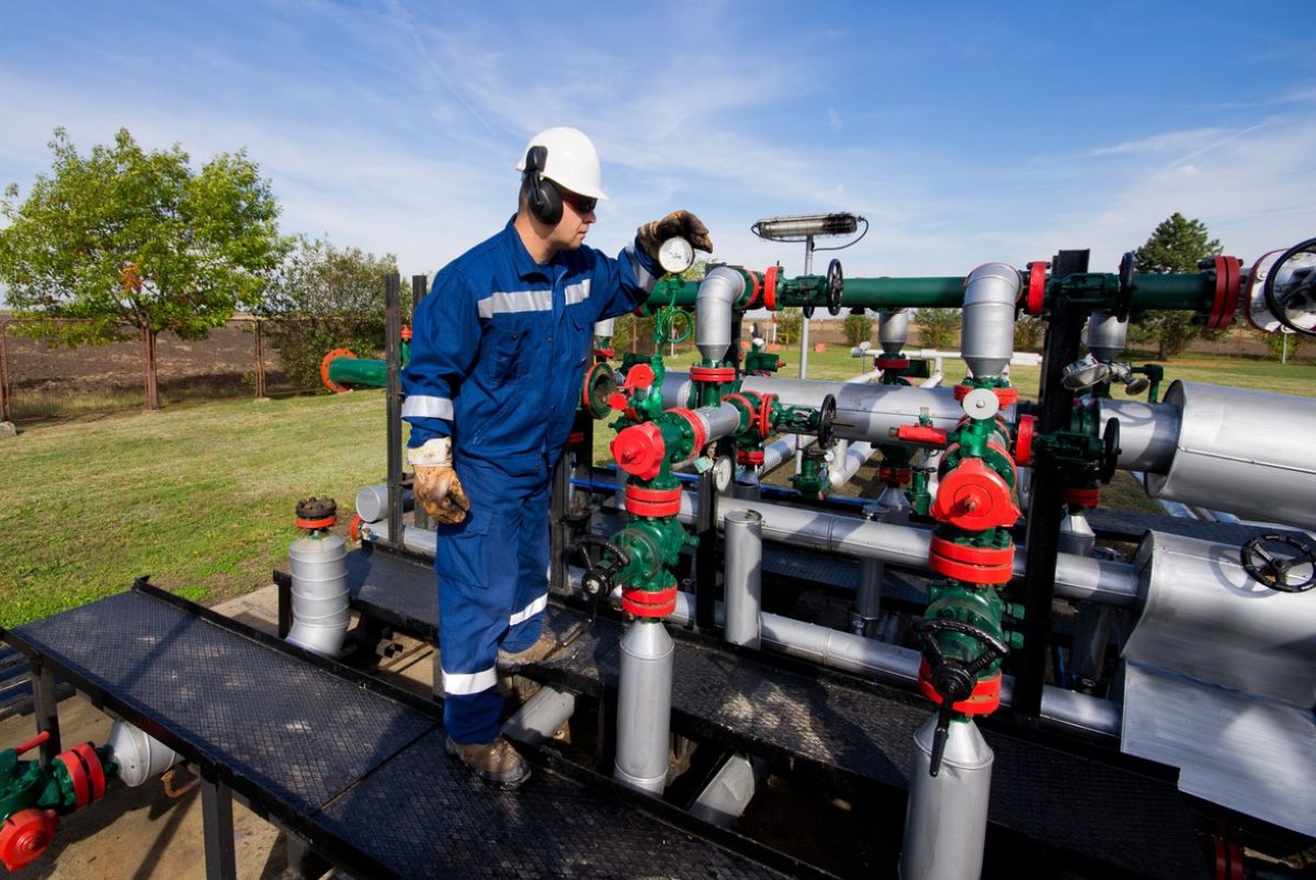 Central control and process operators, petroleum, gas and chemical ...